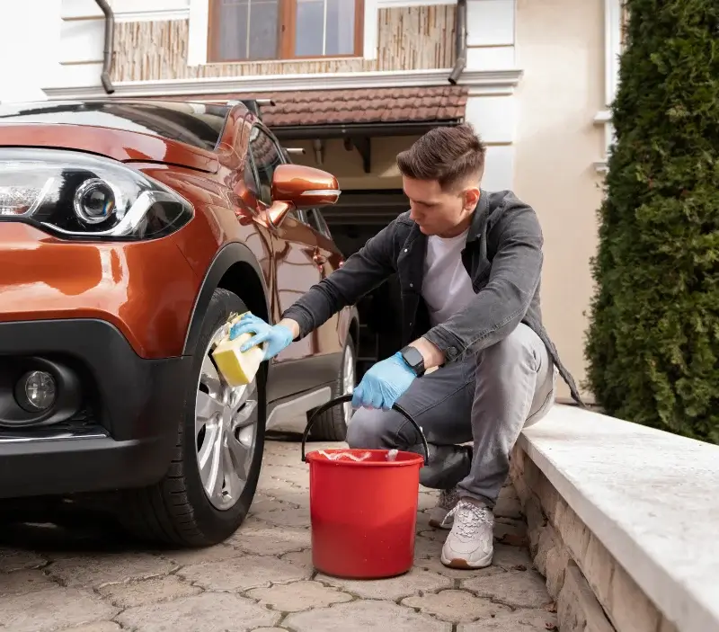 Lavage auto à domicile Saint-Jean-d'Alcapiès : professionnel intervenant sur un véhicule